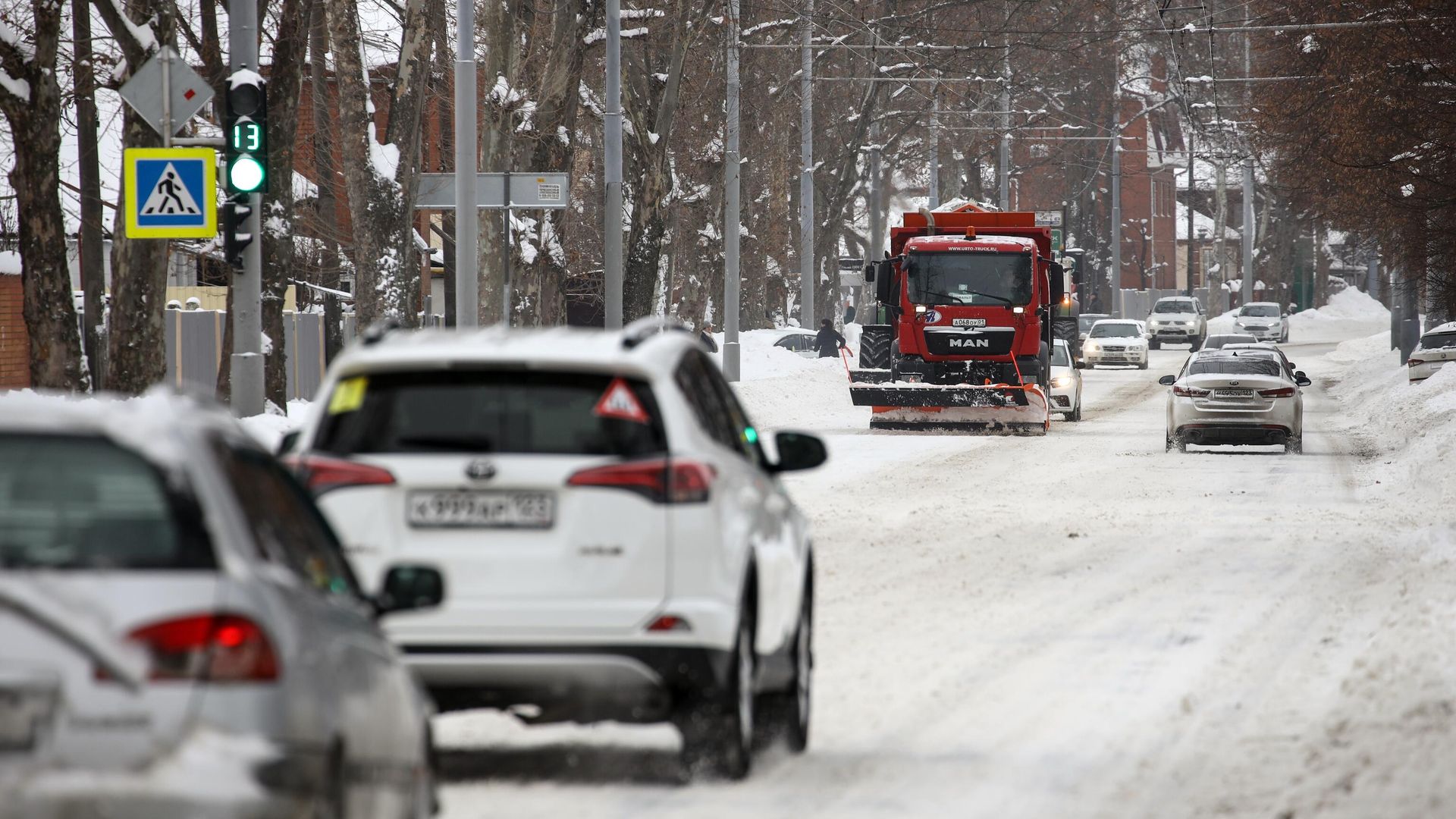 Автомобильное движение по заснеженной дороге Автомобильное движение по заснеженной дороге - РИА Новости, 1920, 10.01.2022