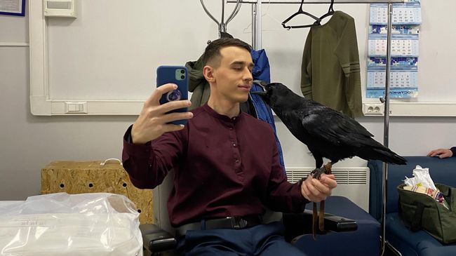Александр Чугайнов и ворон Гоша