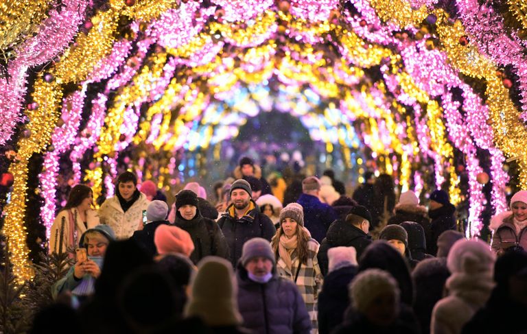 Люди во время празднования Нового года в Москве