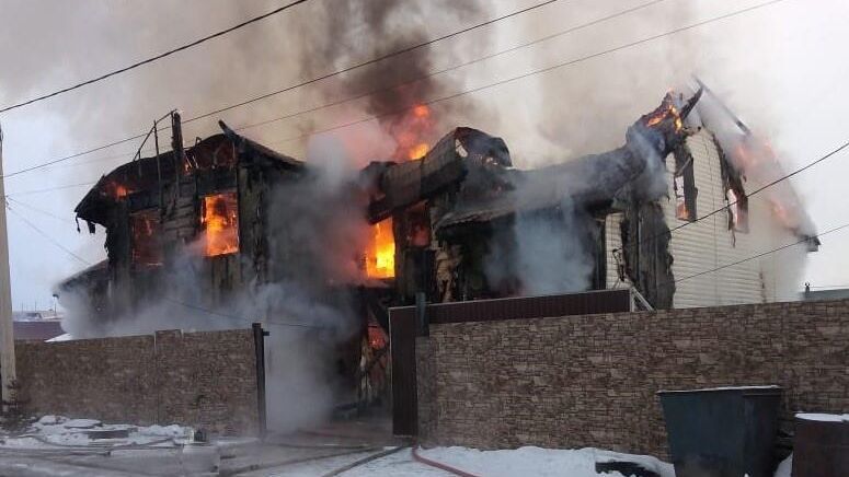 Пожар в частном доме в поселке Хомутово Иркутской области Пожар в частном доме в поселке Хомутово Иркутской области - РИА Новости, 1920, 01.01.2022