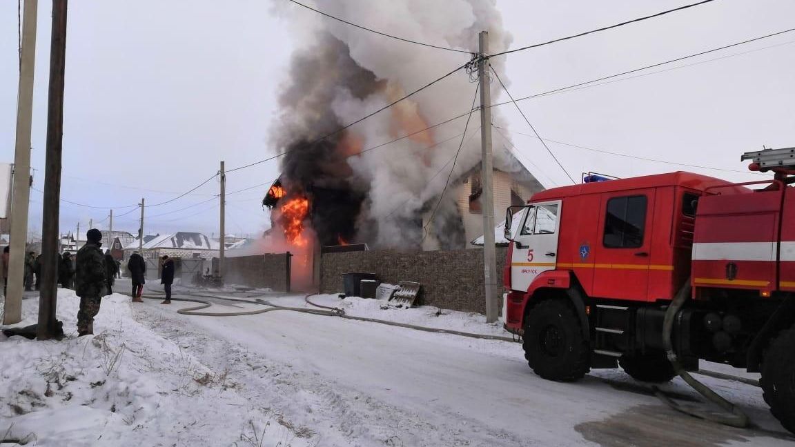 Пожар в частном доме в поселке Хомутово Иркутской области Пожар в частном доме в поселке Хомутово Иркутской области - РИА Новости, 1920, 01.01.2022