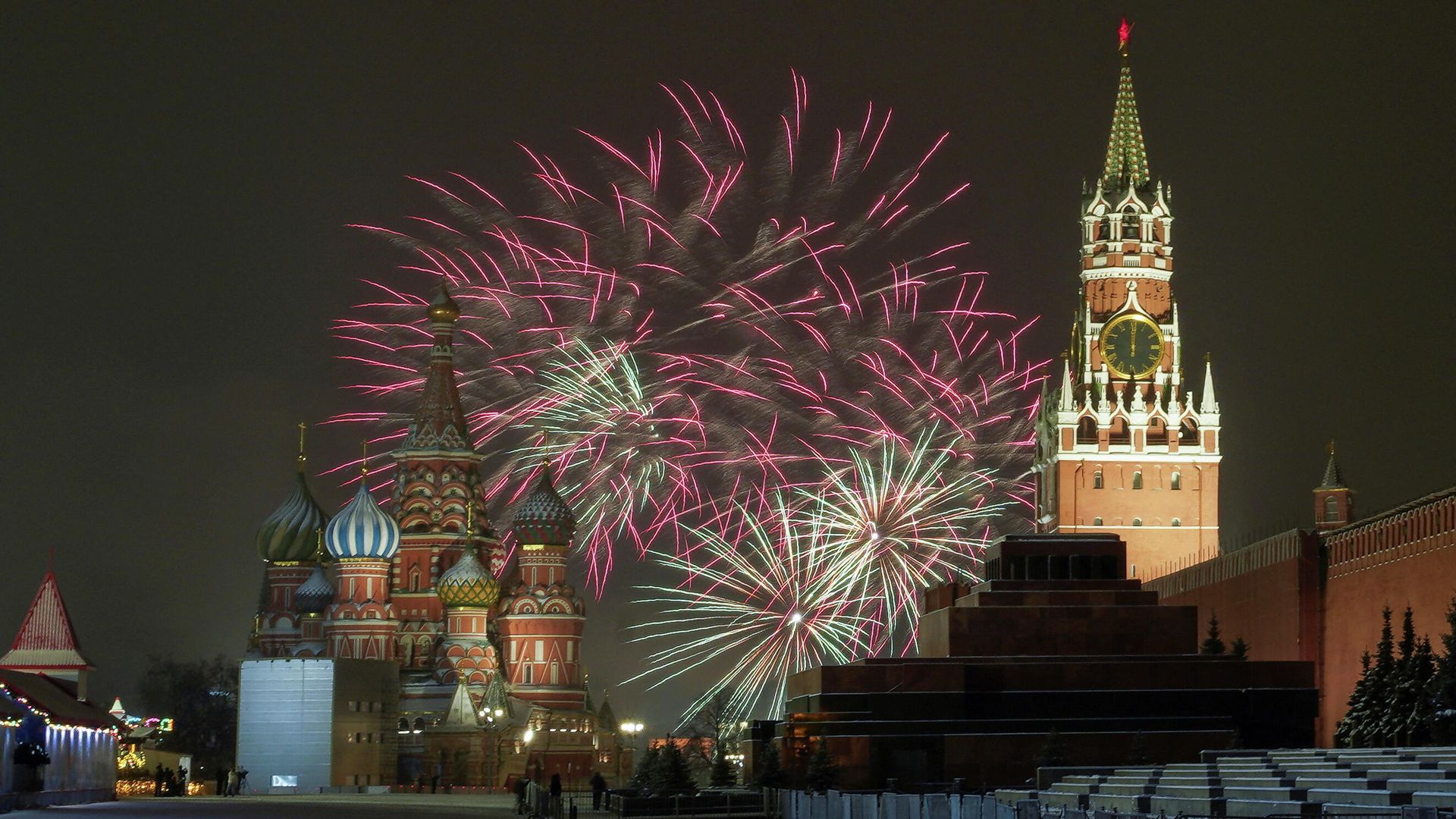 Праздничный салют во время празднования Нового 2022 года в Москве Праздничный салют во время празднования Нового 2022 года в Москве - РИА Новости, 1920, 01.01.2022