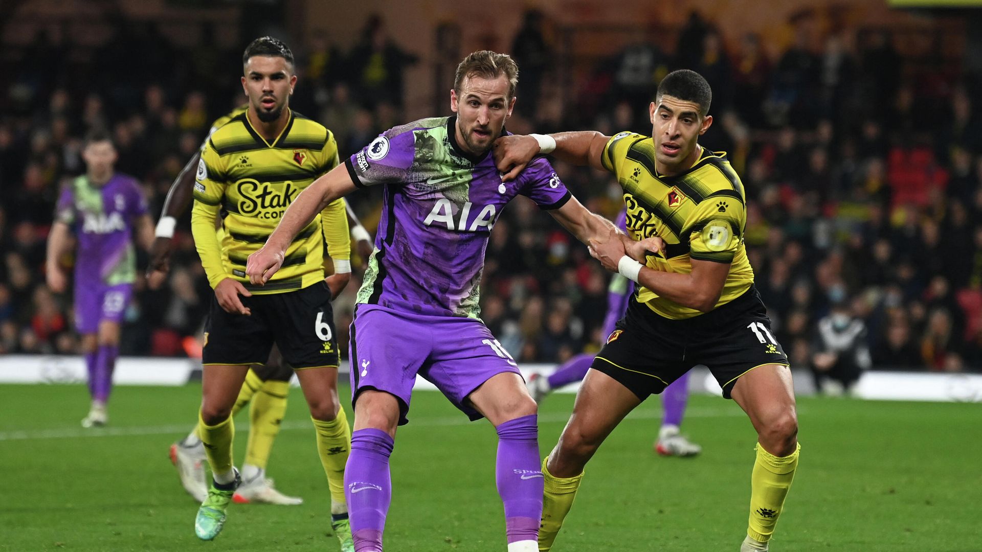 Tottenham Hotspur's English striker Harry Kane (L) vies with Watford's Moroccan-born Italian defender Adam Masina during the English Premier League football match between Watford and Tottenham Hotspur at Vicarage Road Stadium in Watford, southeast England, on January 1, 2022. (Photo by Glyn KIRK / AFP) / RESTRICTED TO EDITORIAL USE. No use with unauthorized audio, video, data, fixture lists, club/league logos or 'live' services. Online in-match use limited to 120 images. An additional 40 images may be used in extra time. No video emulation. Social media in-match use limited to 120 images. An additional 40 images may be used in extra time. No use in betting publications, games or single club/league/player publications. /  - РИА Новости, 1920, 01.01.2022