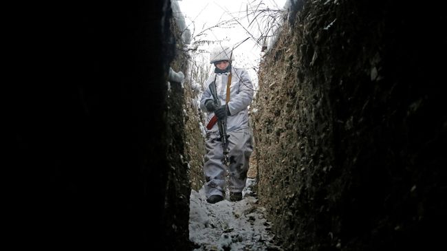 Боец ЛНР на линии соприкосновения в поселке Фрунзе Луганской области