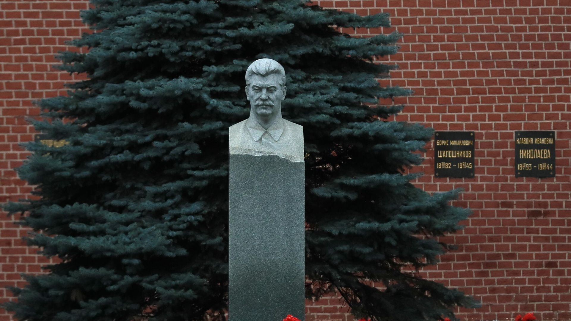 Могила Иосифа Сталина у Кремлевской стены в Москве Могила Иосифа Сталина у Кремлевской стены в Москве - РИА Новости, 1920, 03.01.2022