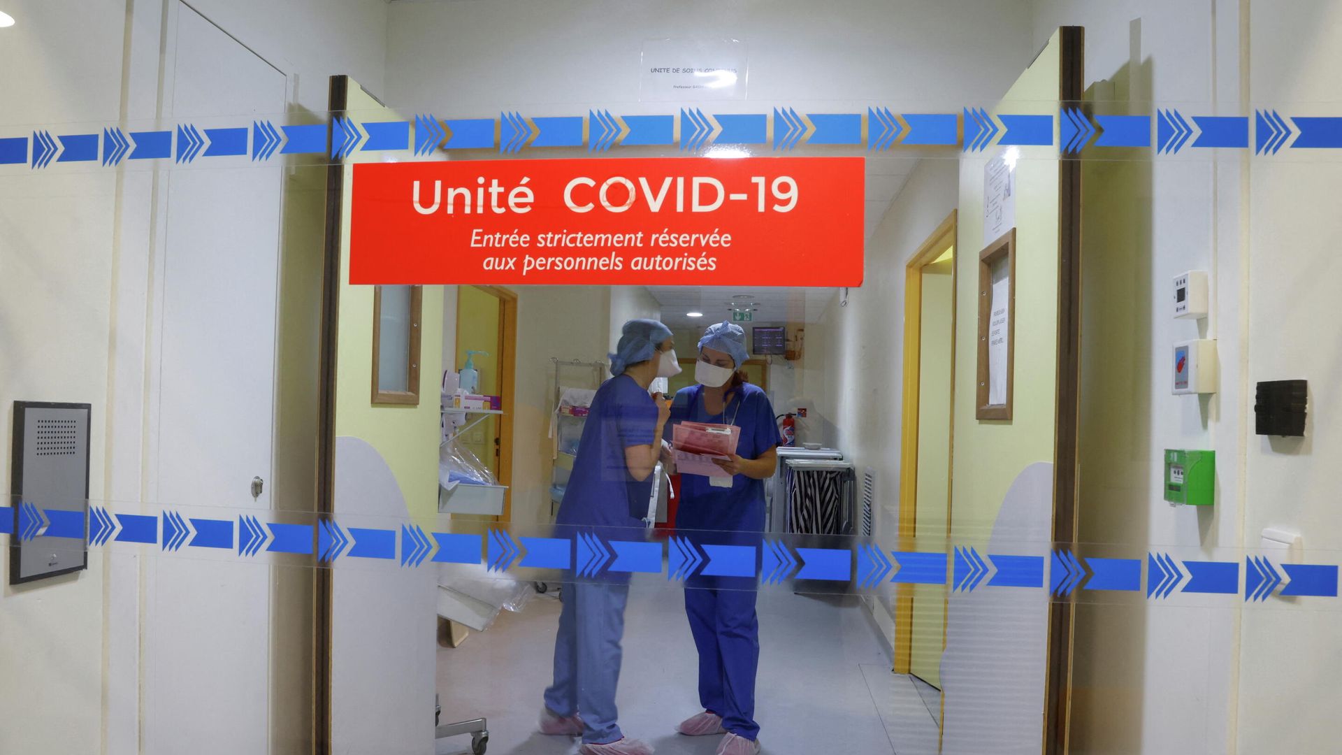 Медицинские работники в отделении для пациентов с COVID-19 в больнице в Марселе, Франция - РИА Новости, 1920, 12.01.2022