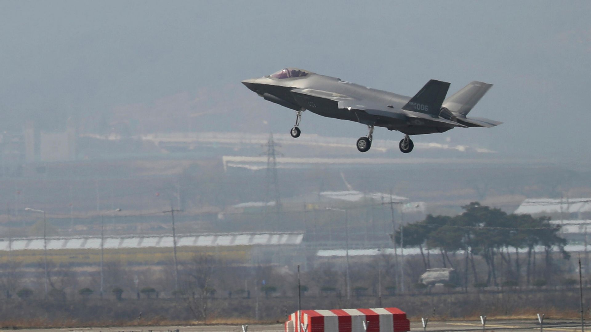 Истребитель F-35A на авиабазе Чхунджу в Южной Корее Истребитель F-35A на авиабазе Чхунджу в Южной Корее - РИА Новости, 1920, 05.07.2022
