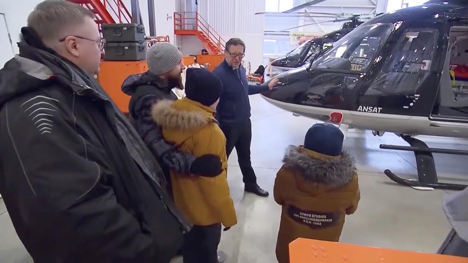 Вице-премьер Алексей Оверчук исполнил мечту мальчика из Рязанской области полетать на вертолете Вице-премьер Алексей Оверчук исполнил мечту мальчика из Рязанской области полетать на вертолете - РИА Новости, 1920, 04.01.2022