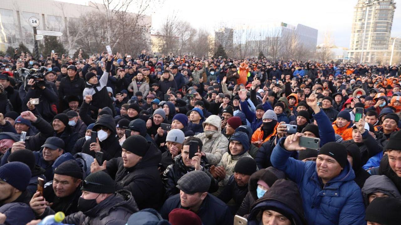 Активисты на площади Ынтымак в Актау во время встречи с правительственной комиссией Активисты на площади Ынтымак в Актау во время встречи с правительственной комиссией - РИА Новости, 1920, 05.01.2022