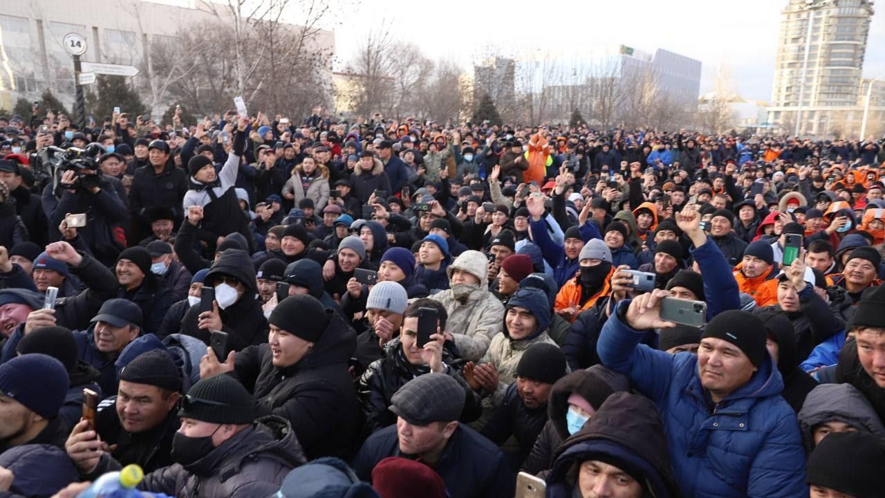 Активисты на площади Ынтымак в Актау во время встречи с правительственной комиссией Активисты на площади Ынтымак в Актау во время встречи с правительственной комиссией - РИА Новости, 1920, 04.01.2022