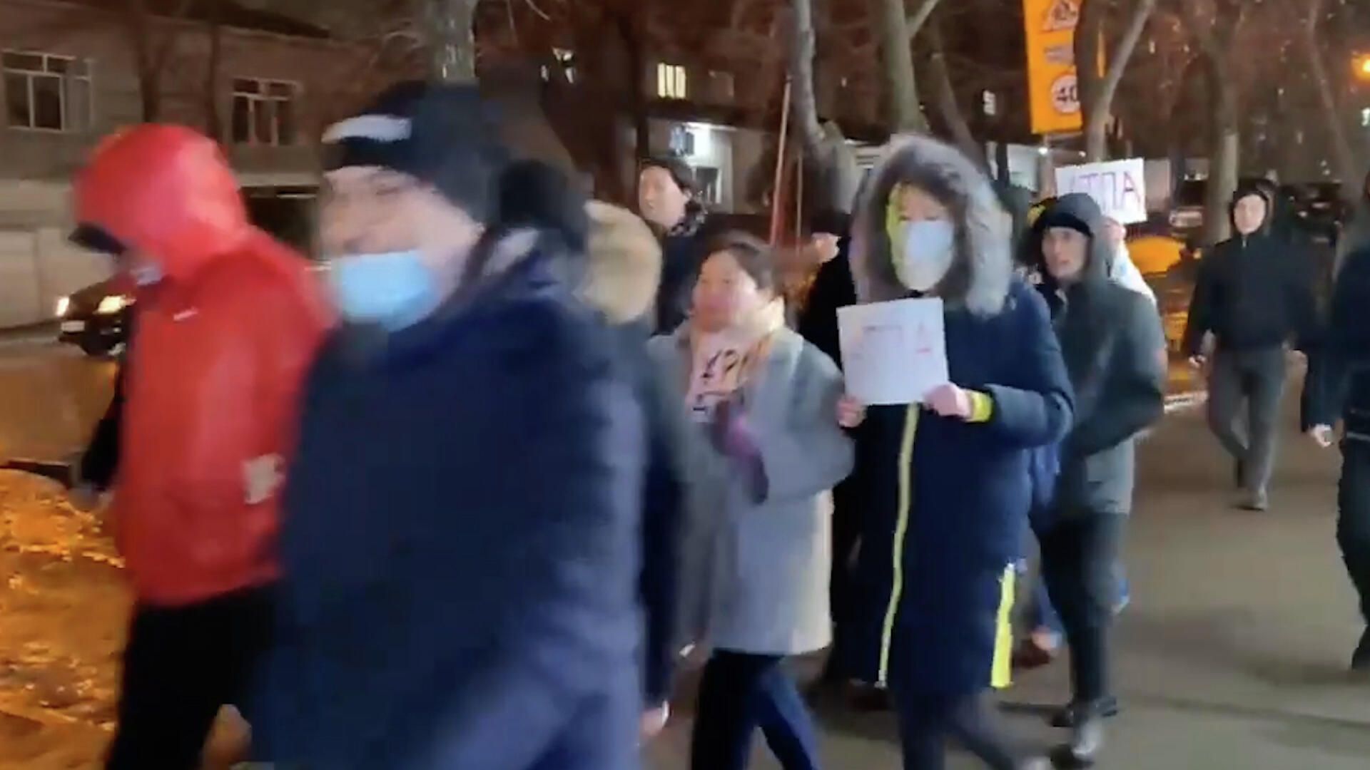 Толпы людей скандируют лозунги на митингах в Казахстане Толпы людей скандируют лозунги на митингах в Казахстане - РИА Новости, 1920, 04.01.2022