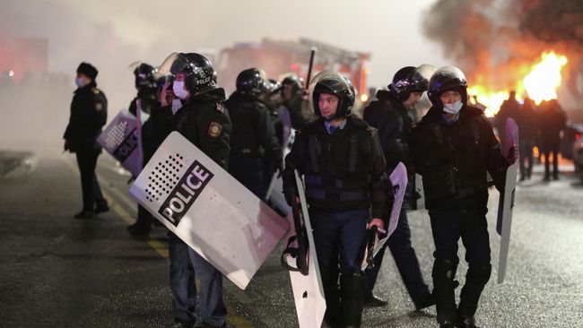 Сотрудники полиции во время акции протеста против повышения цен на газ в Алма-Ате, Казахстан