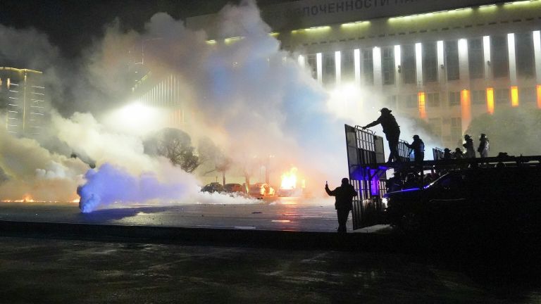 Сотрудники полиции во время акции протеста против повышения цен на газ в Алма-Ате, Казахстан Сотрудники полиции во время акции протеста против повышения цен на газ в Алма-Ате, Казахстан
