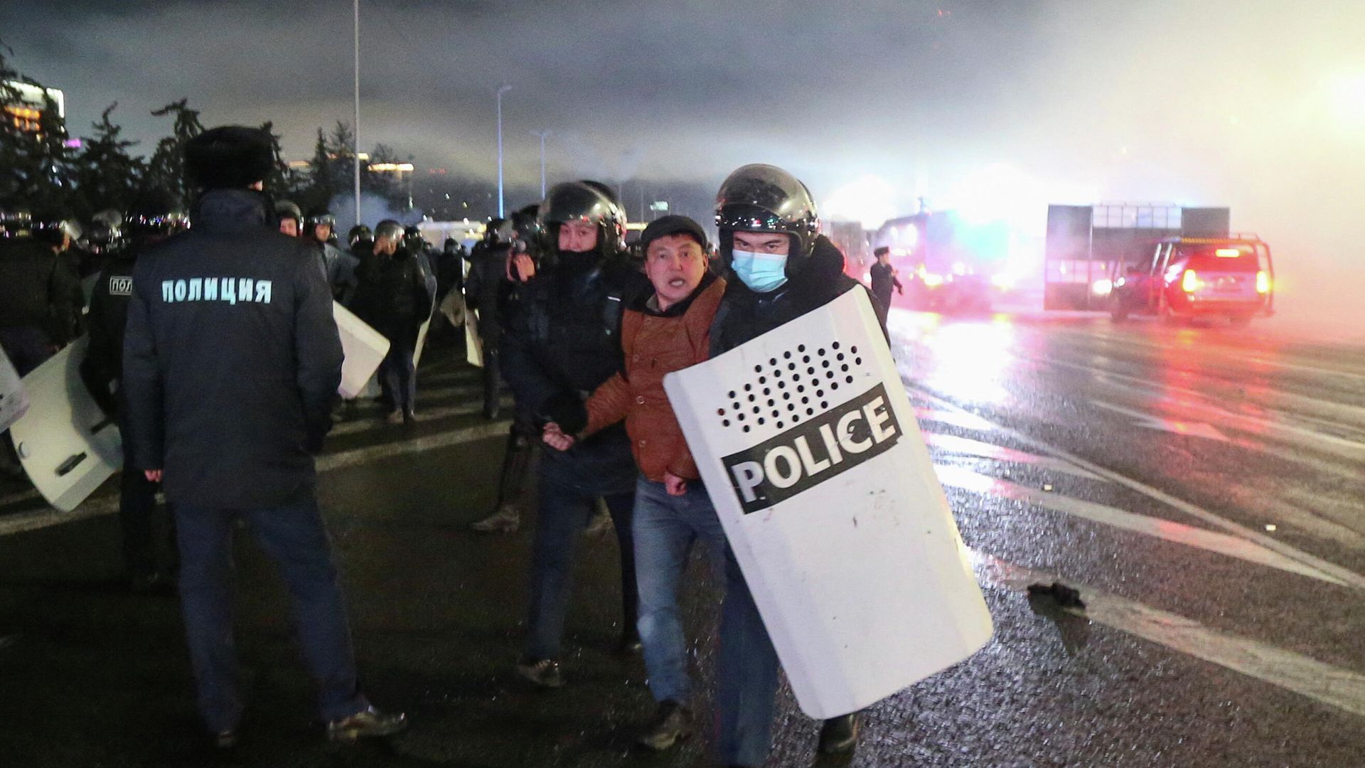 Полиция задерживает протестующего против повышения цен на газ в Алма-Ате, Казахстан Полиция задерживает протестующего против повышения цен на газ в Алма-Ате, Казахстан - РИА Новости, 1920, 07.01.2022