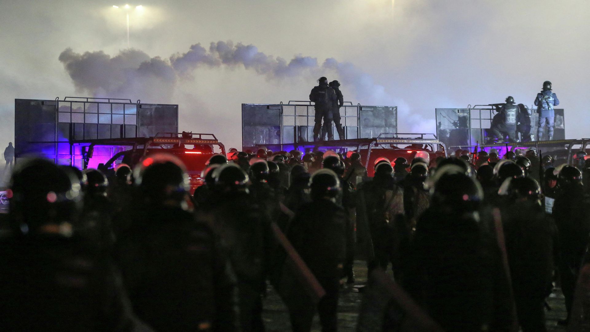 Сотрудники полиции во время акции протеста против повышения цен на газ в Алма-Ате, Казахстан Сотрудники полиции во время акции протеста против повышения цен на газ в Алма-Ате, Казахстан - РИА Новости, 1920, 08.01.2022