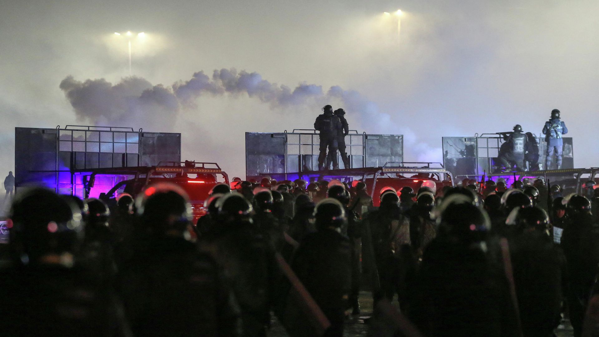 Сотрудники полиции во время акции протеста против повышения цен на газ в Алма-Ате, Казахстан Сотрудники полиции во время акции протеста против повышения цен на газ в Алма-Ате, Казахстан - РИА Новости, 1920, 08.01.2022
