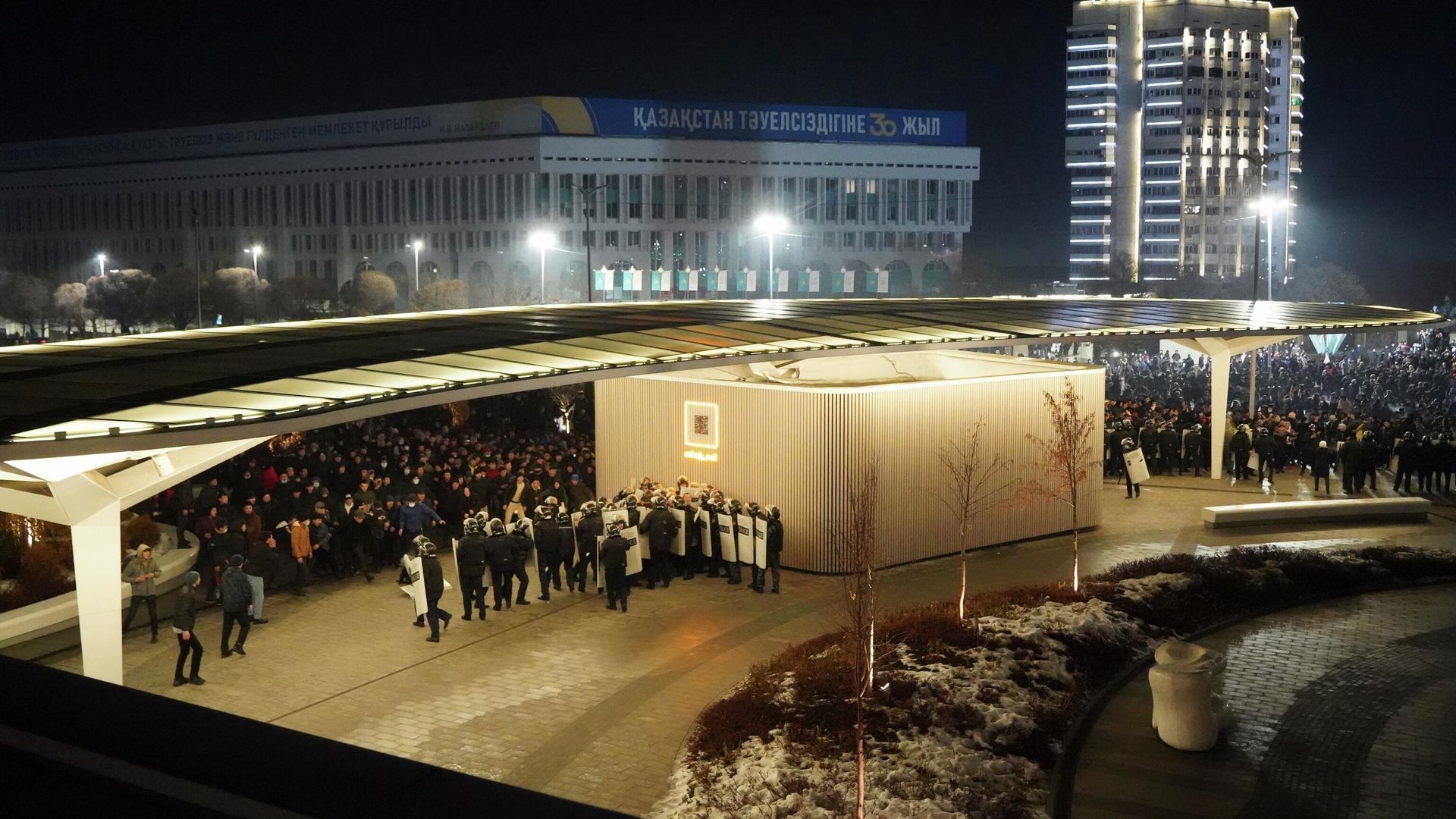 Полиция и протестующие против повышения цен на газ в Алма-Ате, Казахстан Полиция и протестующие против повышения цен на газ в Алма-Ате, Казахстан - РИА Новости, 1920, 05.01.2022