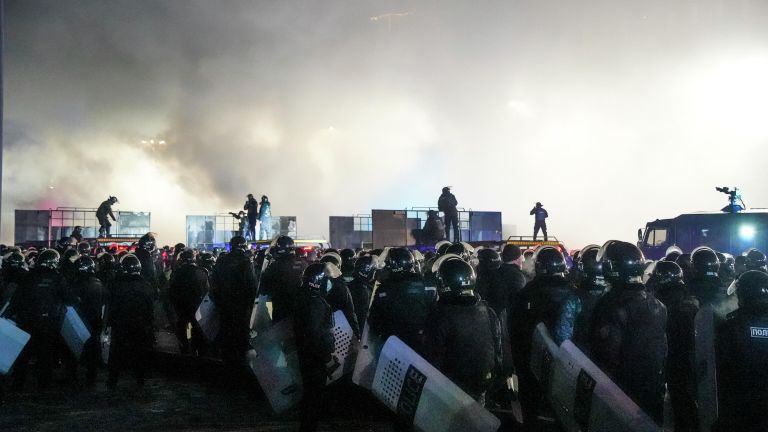 Сотрудники полиции во время акции протеста против повышения цен на газ в Алма-Ате, Казахстан Сотрудники полиции во время акции протеста против повышения цен на газ в Алма-Ате, Казахстан