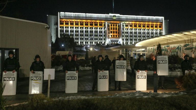 Сотрудники полиции во время акции протеста против повышения цен на газ в Алма-Ате, Казахстан Сотрудники полиции во время акции протеста против повышения цен на газ в Алма-Ате, Казахстан