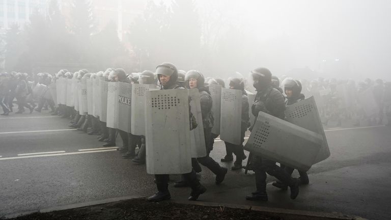 Сотрудники полиции во время акции протеста в Алма-Ате, Казахстан Сотрудники полиции во время акции протеста в Алма-Ате, Казахстан