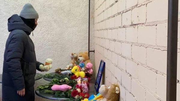 Жители Костромы несут цветы и игрушки к месту похищения убитой девочки Жители Костромы несут цветы и игрушки к месту похищения убитой девочки - РИА Новости, 1920, 05.01.2022