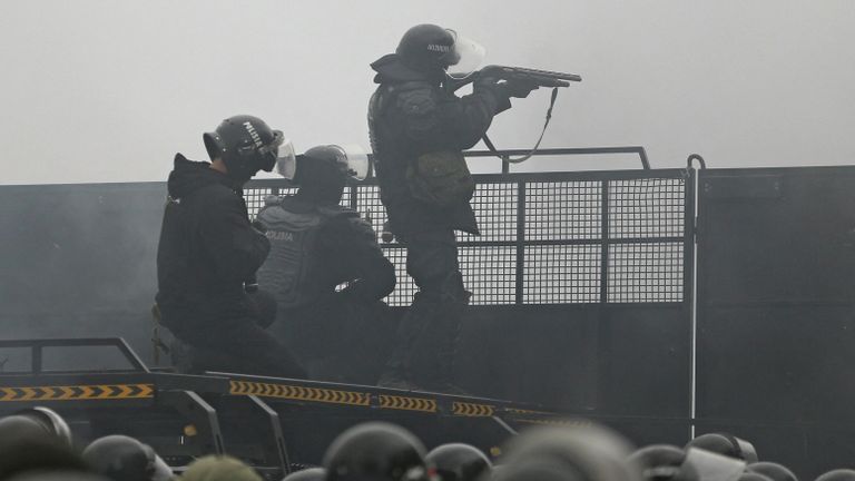 Сотрудники полиции во время акции протеста против повышения цен на газ в Алма-Ате, Казахстан Сотрудники полиции во время акции протеста против повышения цен на газ в Алма-Ате, Казахстан