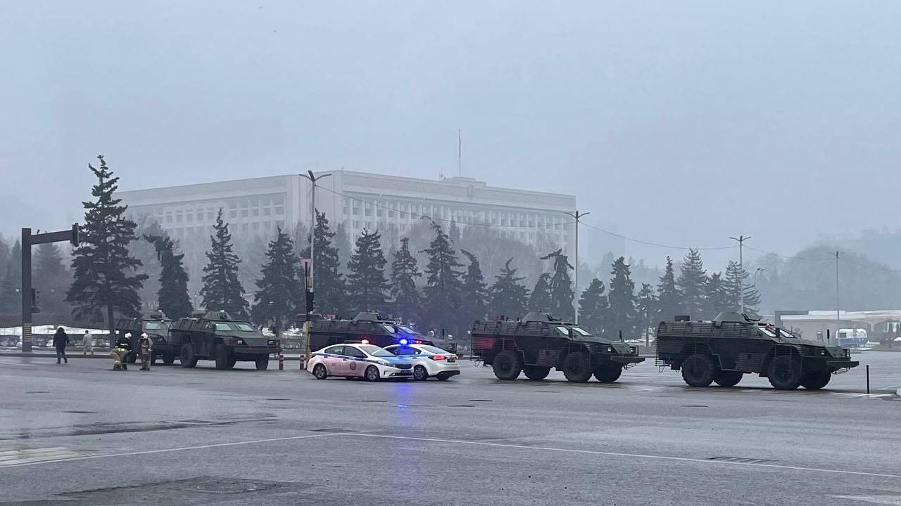 Полиция и военная техника на улице в Алма-Ате Полиция и военная техника на улице в Алма-Ате - РИА Новости, 1920, 06.01.2022