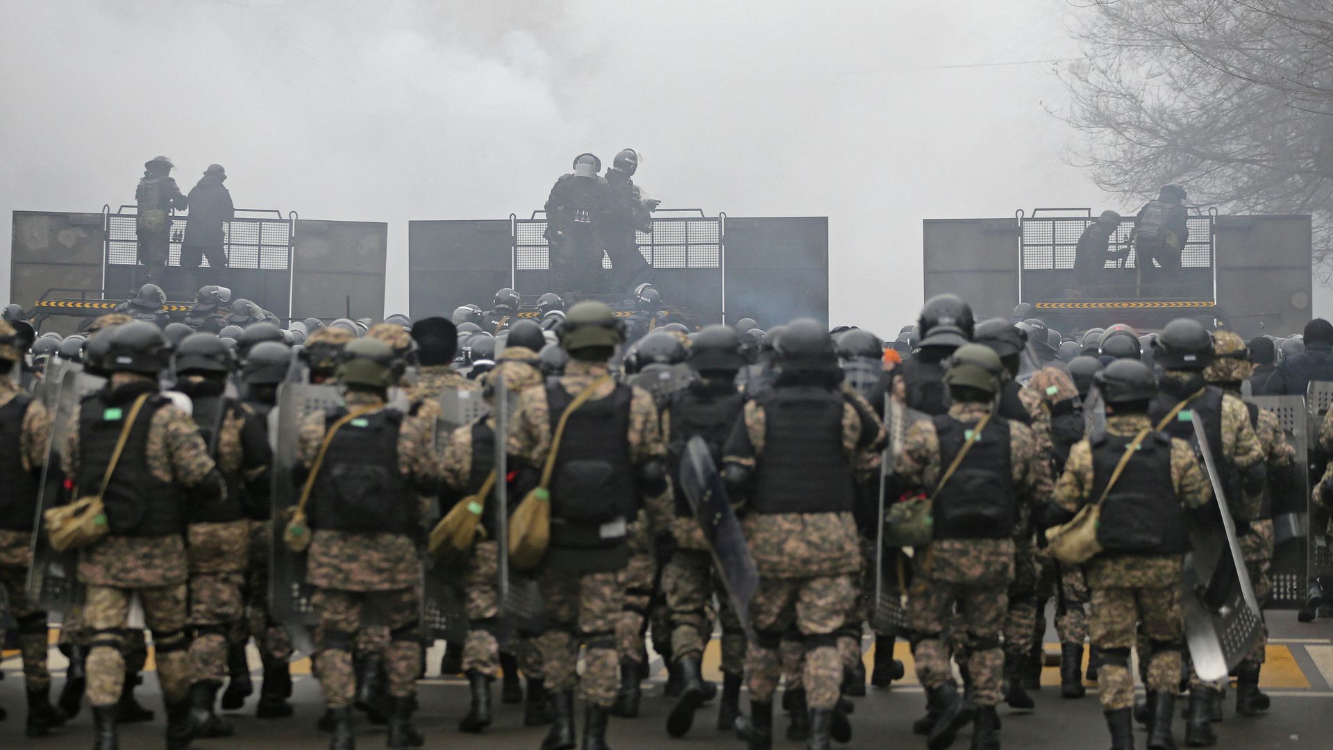 Сотрудники полиции и военные во время акции протеста в Алма-Ате, Казахстан Сотрудники полиции и военные во время акции протеста в Алма-Ате, Казахстан - РИА Новости, 1920, 05.01.2022