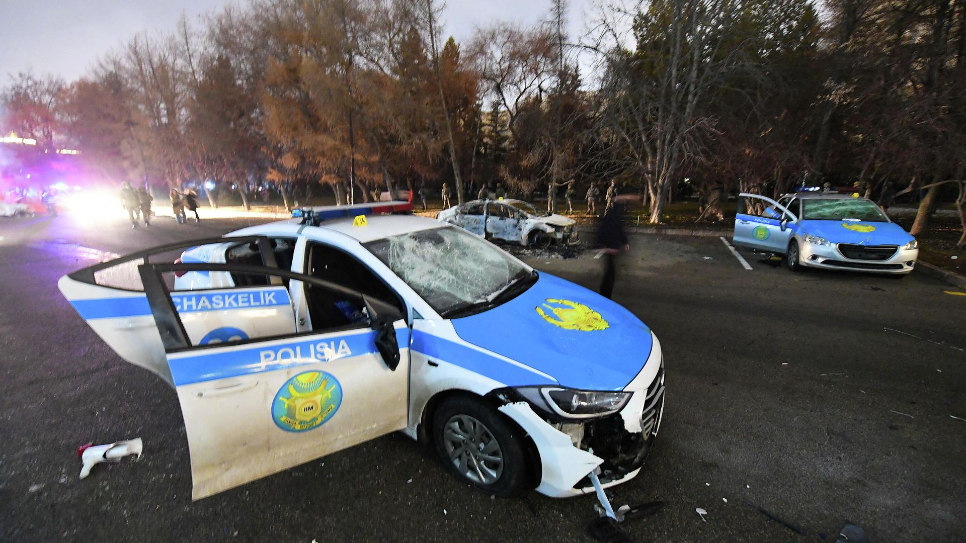 Поврежденные полицейские машины на улице Алма-Аты, Казахстан Поврежденные полицейские машины на улице Алма-Аты, Казахстан - РИА Новости, 1920, 05.01.2022