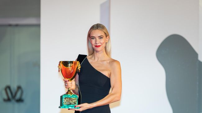 Британская актриса Ванесса Кирби с Кубком Вольпи, полученным за лучшую женскую роль в фильме Фрагменты женщины на 77-м Венецианском кинофестивале. Британская актриса Ванесса Кирби с Кубком Вольпи, полученным за лучшую женскую роль в фильме Фрагменты женщины на 77-м Венецианском кинофестивале.