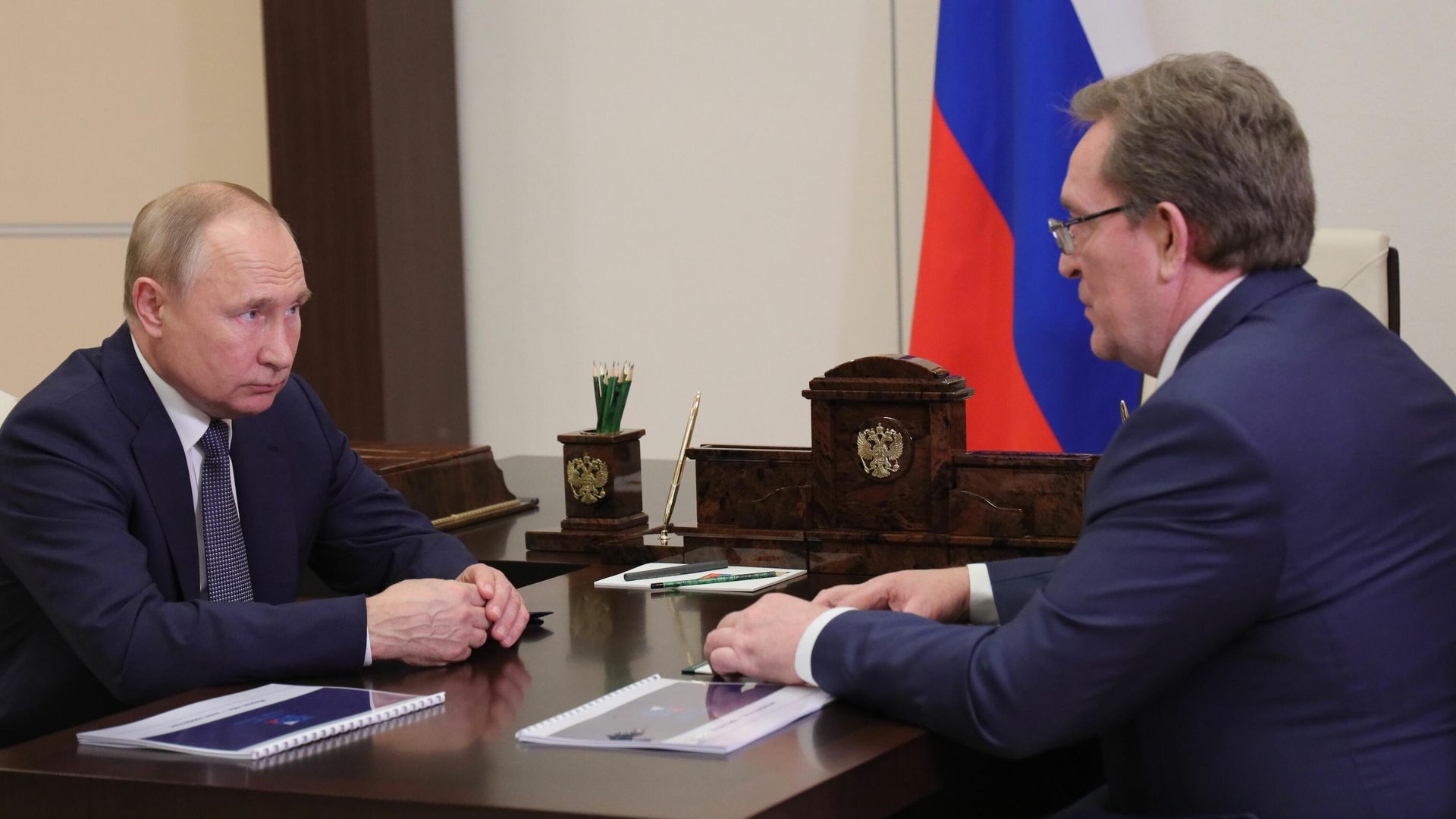 Президент РФ Владимир Путин и генеральный конструктор - заместитель генерального директора концерна воздушно-космической обороны Алмаз - Антей Павел Созинов во время встречи - РИА Новости, 1920, 05.01.2022
