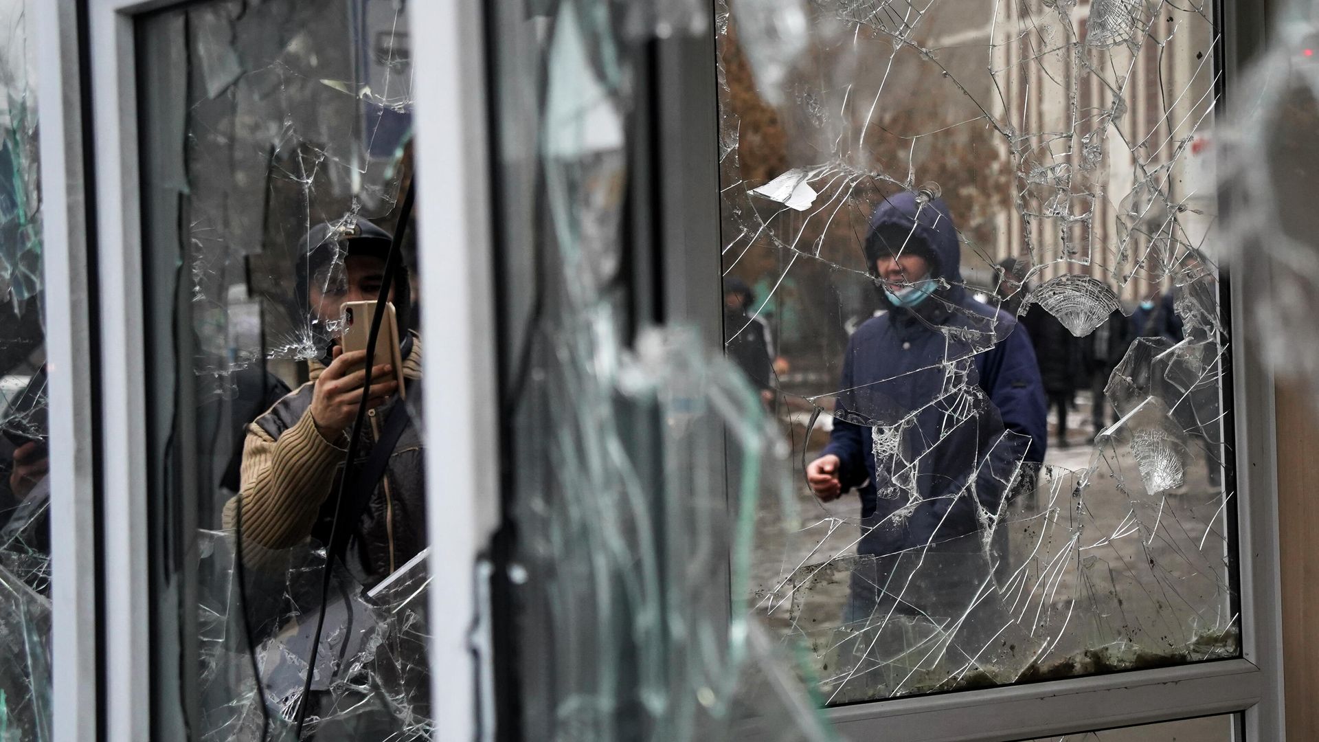 Участники акции протеста в Алма-Ате, Казахстан Участники акции протеста в Алма-Ате, Казахстан - РИА Новости, 1920, 05.01.2022