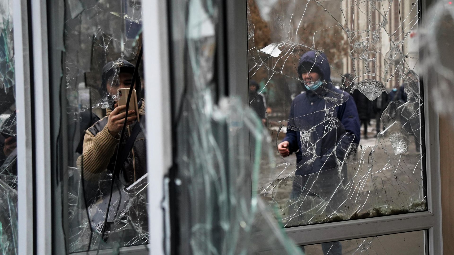 Участники акции протеста в Алма-Ате, Казахстан Участники акции протеста в Алма-Ате, Казахстан - РИА Новости, 1920, 06.01.2022