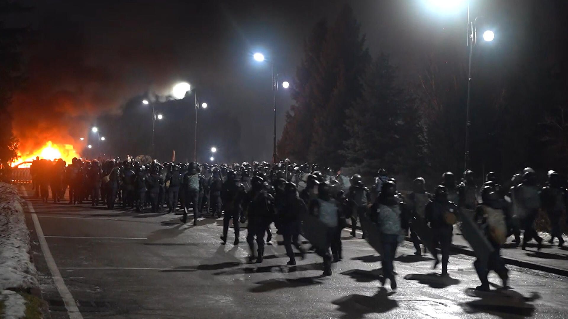 Пожары и погромы: Казахстан захлестнула волна протестов Пожары и погромы: Казахстан захлестнула волна протестов - РИА Новости, 1920, 05.01.2022