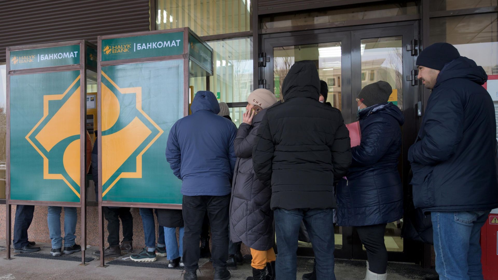 Местные жители стоят в очереди у одного из банкоматов в Нур-Султане Местные жители стоят в очереди у одного из банкоматов в Нур-Султане - РИА Новости, 1920, 06.01.2022