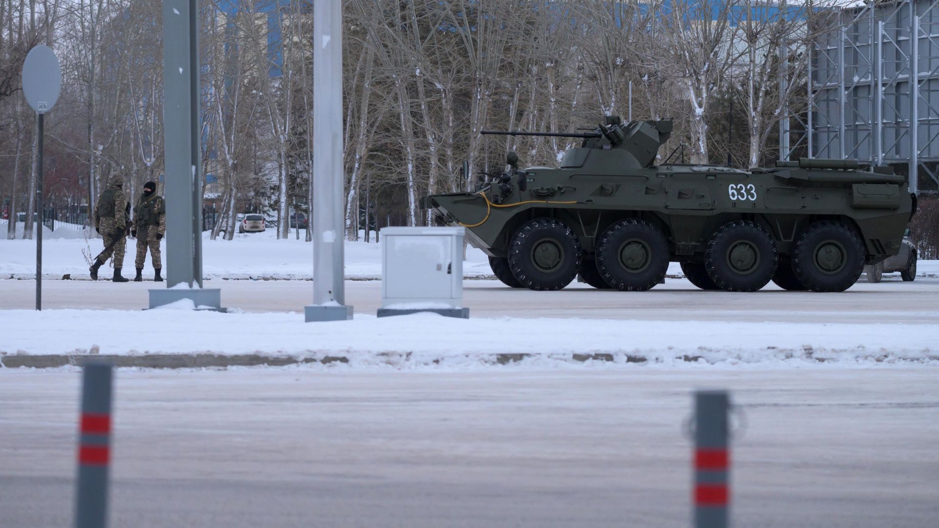 Военная техника на одной из улиц в Нур-Султане Военная техника на одной из улиц в Нур-Султане - РИА Новости, 1920, 06.01.2022
