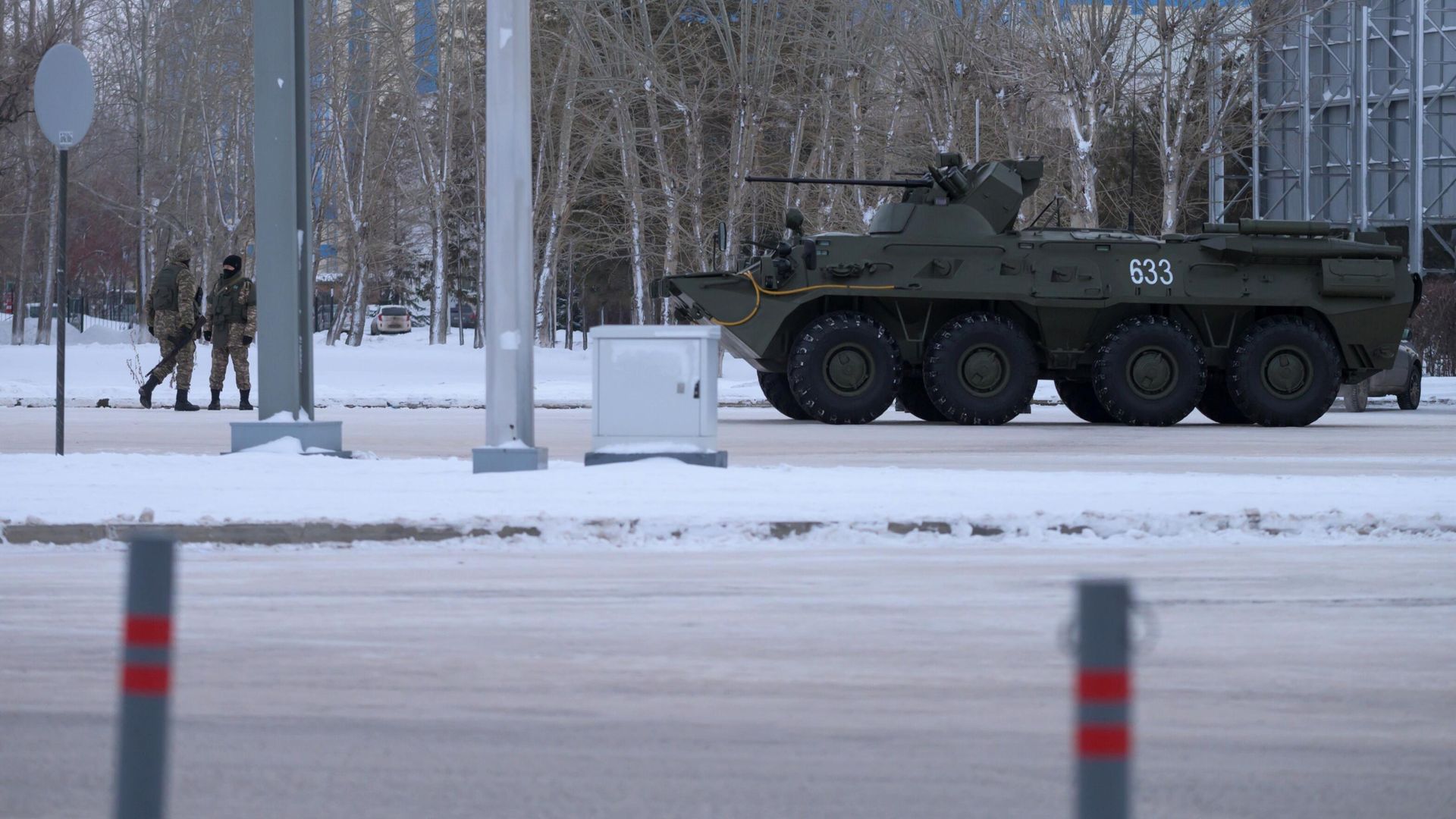 Военная техника на одной из улиц в Нур-Султане Военная техника на одной из улиц в Нур-Султане - РИА Новости, 1920, 06.01.2022
