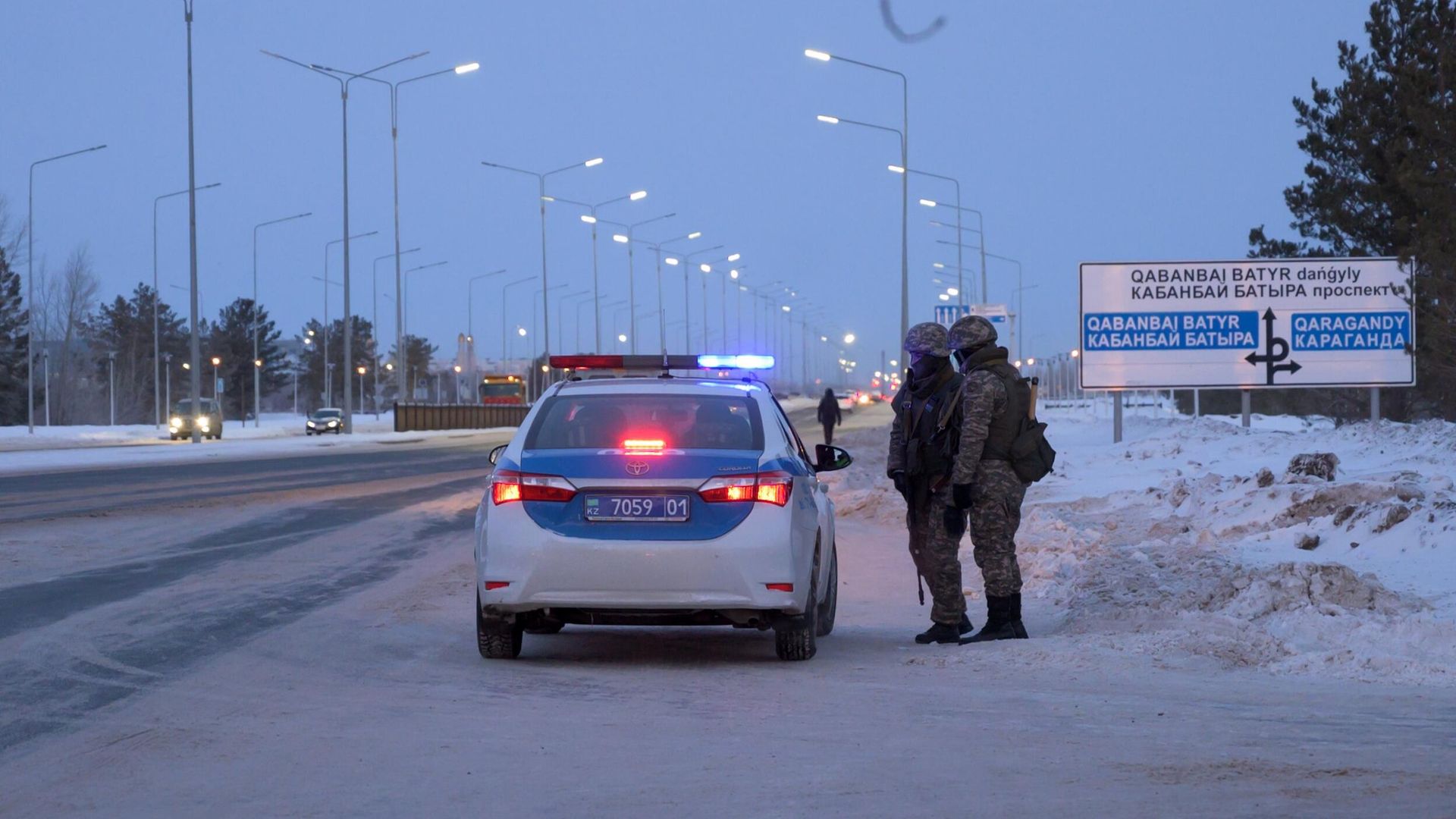 Сотрудники полиции и военнослужащие дежурят на одной из улиц в Нур-Султане Сотрудники полиции и военнослужащие дежурят на одной из улиц в Нур-Султане - РИА Новости, 1920, 06.01.2022
