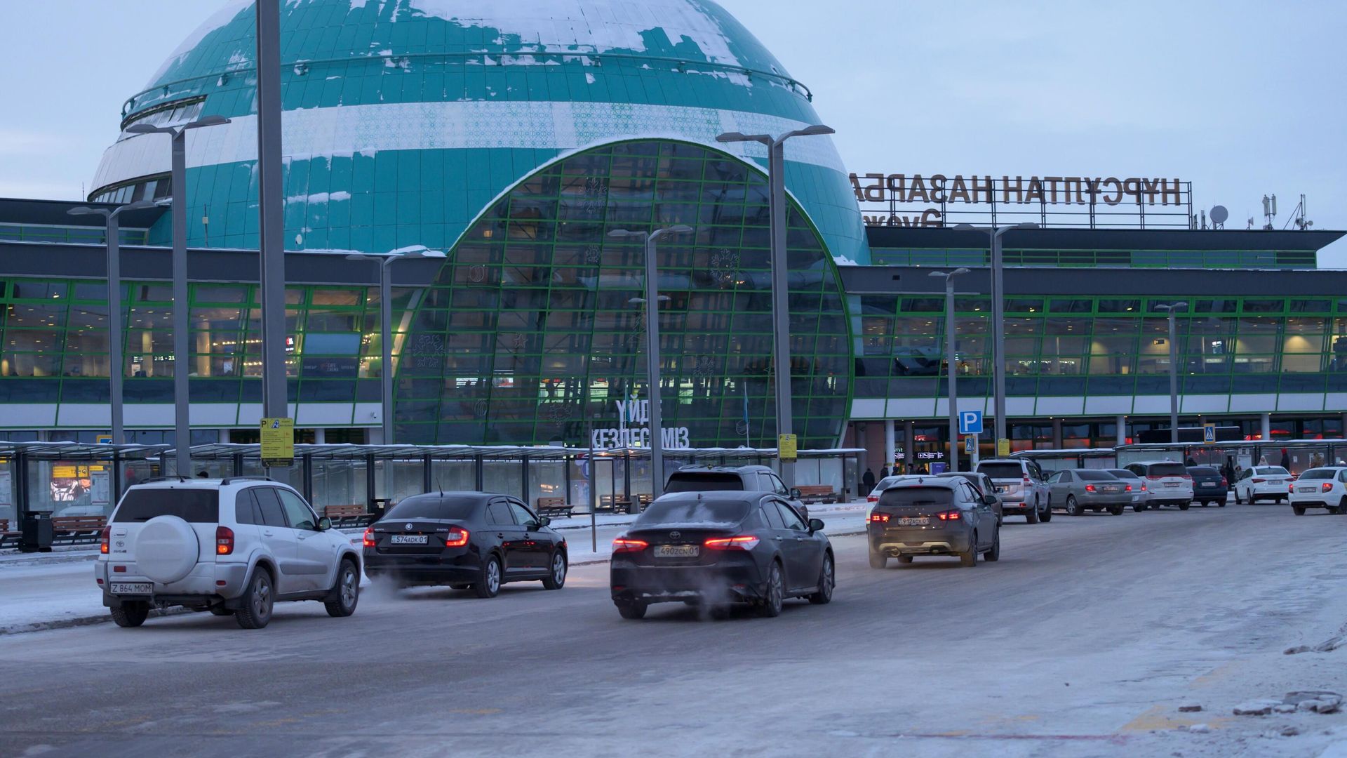 Автомобили у международного аэропорта Нурсултан Назарбаев в Нур-Султане Автомобили у международного аэропорта Нурсултан Назарбаев в Нур-Султане - РИА Новости, 1920, 06.01.2022