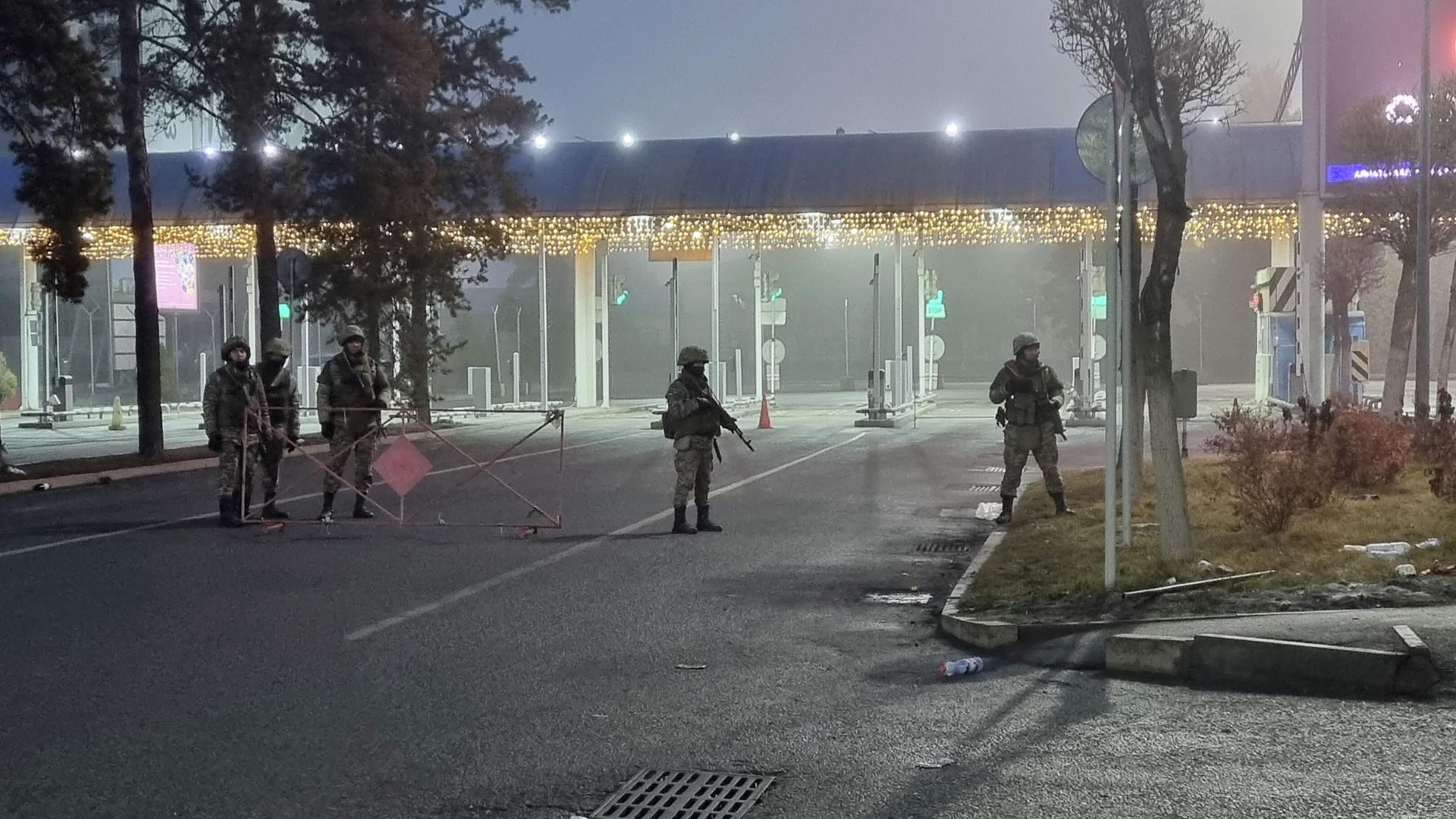 Военные возле аэропорта Алма-Аты, Казахстан Военные возле аэропорта Алма-Аты, Казахстан - РИА Новости, 1920, 07.01.2022