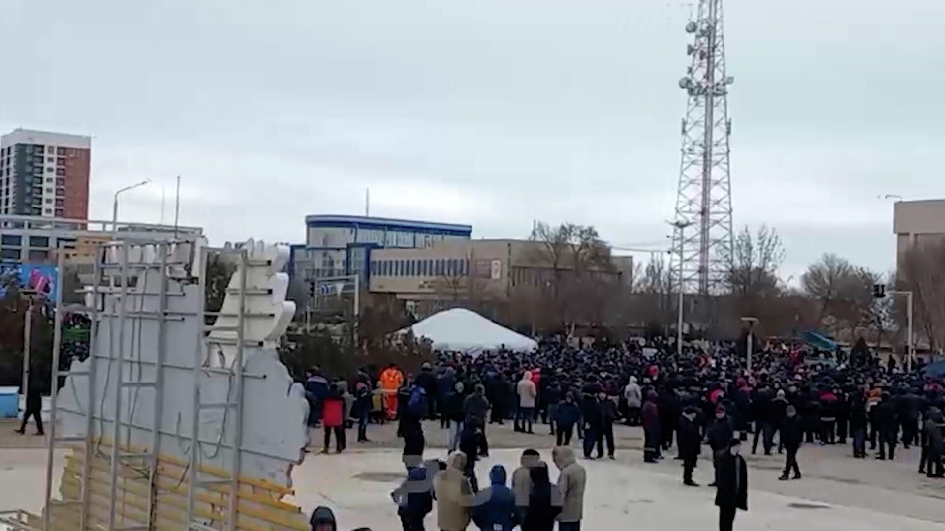 Обстановка в Акатау: музыка на площади и гуляющие жители Обстановка в Акатау: музыка на площади и гуляющие жители - РИА Новости, 1920, 06.01.2022
