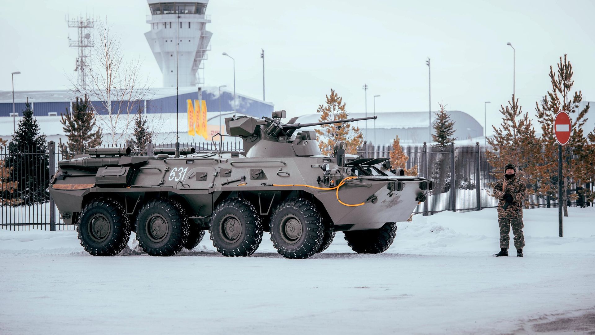 Военная техника на одной из улиц в Нур-Султан Военная техника на одной из улиц в Нур-Султан - РИА Новости, 1920, 06.01.2022