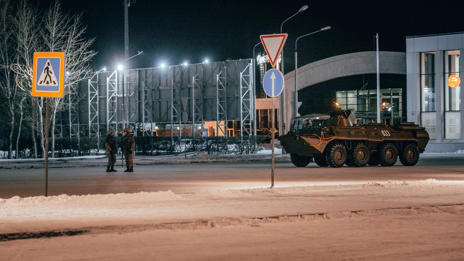 Военная техника на одной из улиц в Нур-Султане Военная техника на одной из улиц в Нур-Султане - РИА Новости, 1920, 07.01.2022