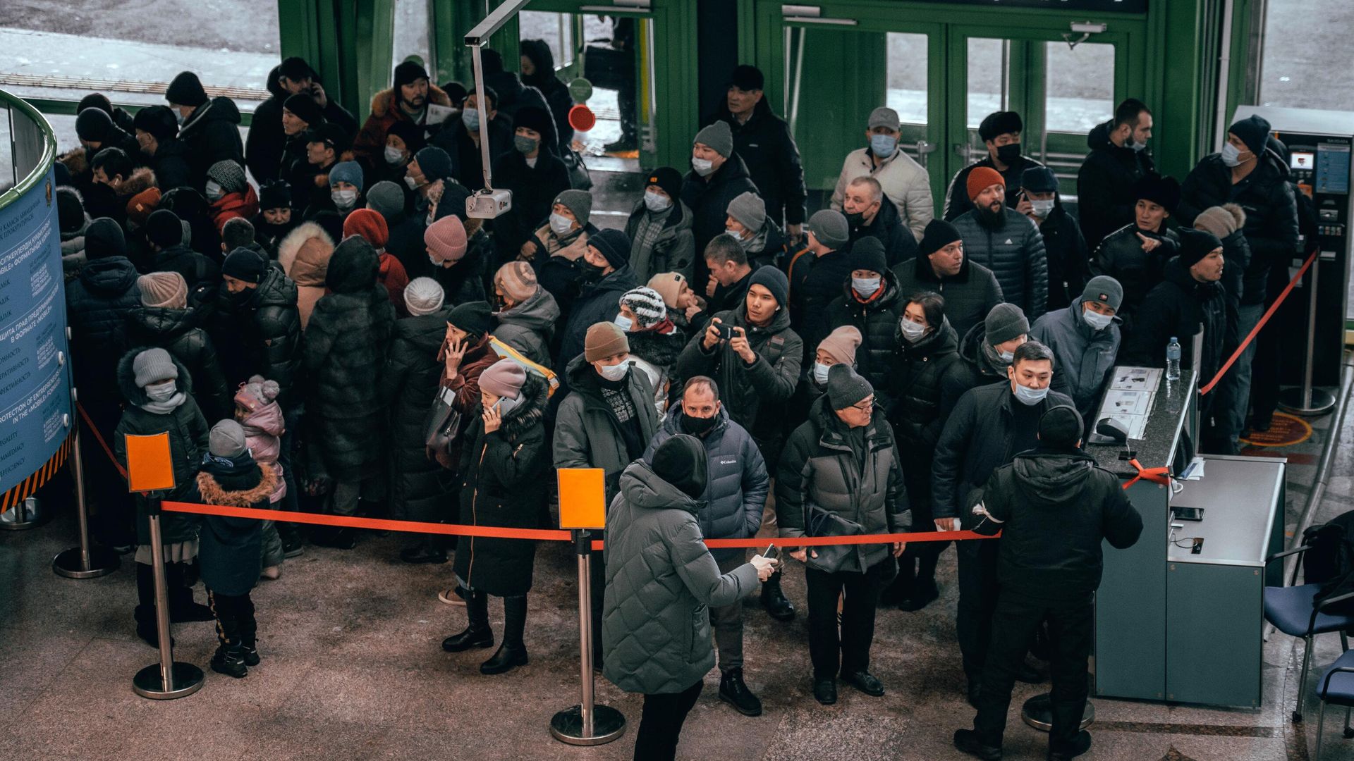 Очередь в Международном аэропорту Нурсултан Назарбаев в Нур-Султане Очередь в Международном аэропорту Нурсултан Назарбаев в Нур-Султане - РИА Новости, 1920, 07.01.2022