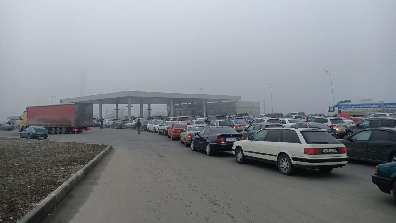 Очередь к автозаправочной станции в городе Талдыкоргане Очередь к автозаправочной станции в городе Талдыкоргане - РИА Новости, 1920, 18.01.2022