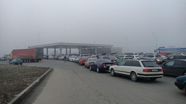 Очередь к автозаправочной станции в городе Талдыкоргане