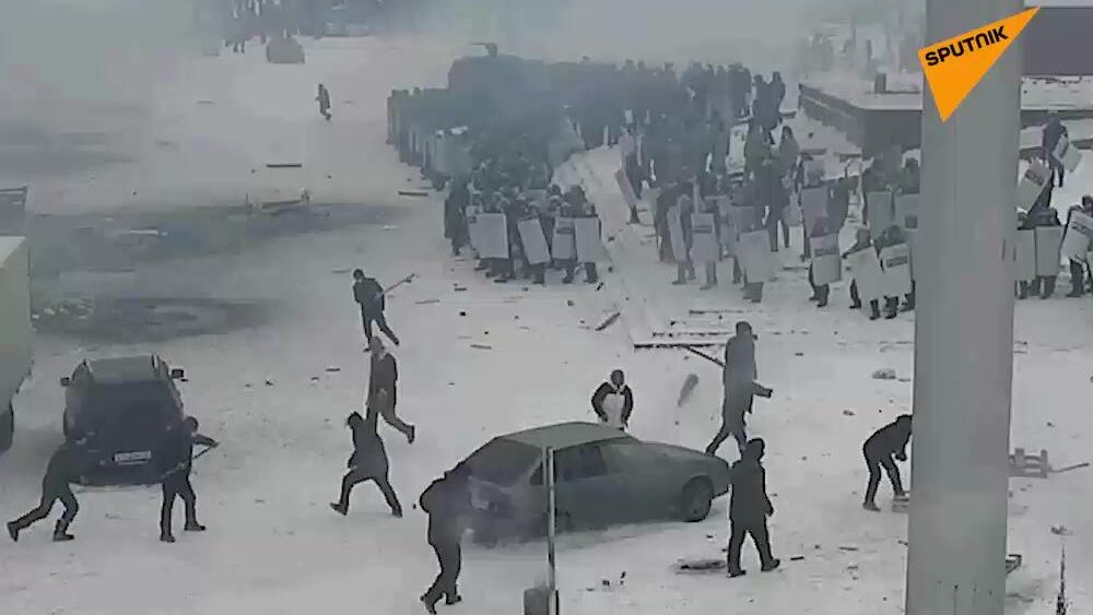 Сотрудники полиции и протестующие в Актобе (скриншот видео) Сотрудники полиции и протестующие в Актобе (скриншот видео) - РИА Новости, 1920, 07.01.2022