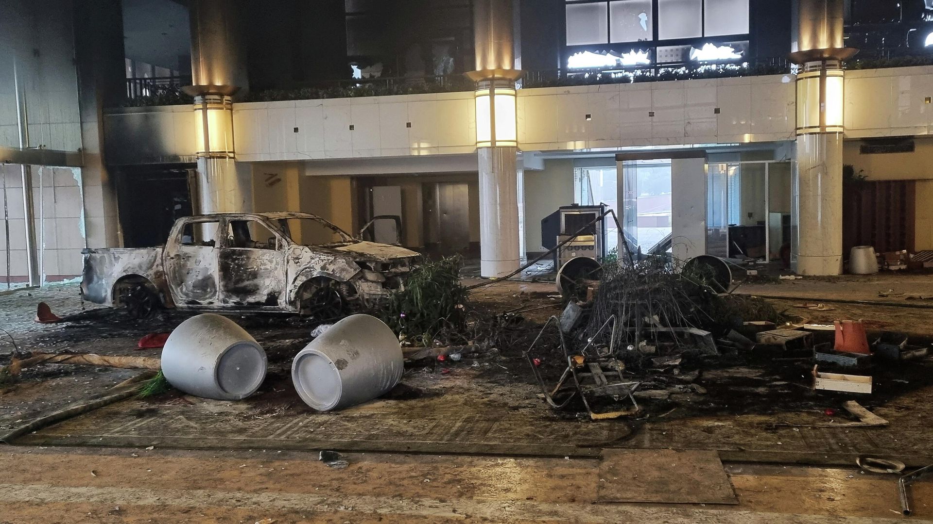 Сожженный автомобиль в Алма-Ате, Казахстан Сожженный автомобиль в Алма-Ате, Казахстан - РИА Новости, 1920, 07.01.2022