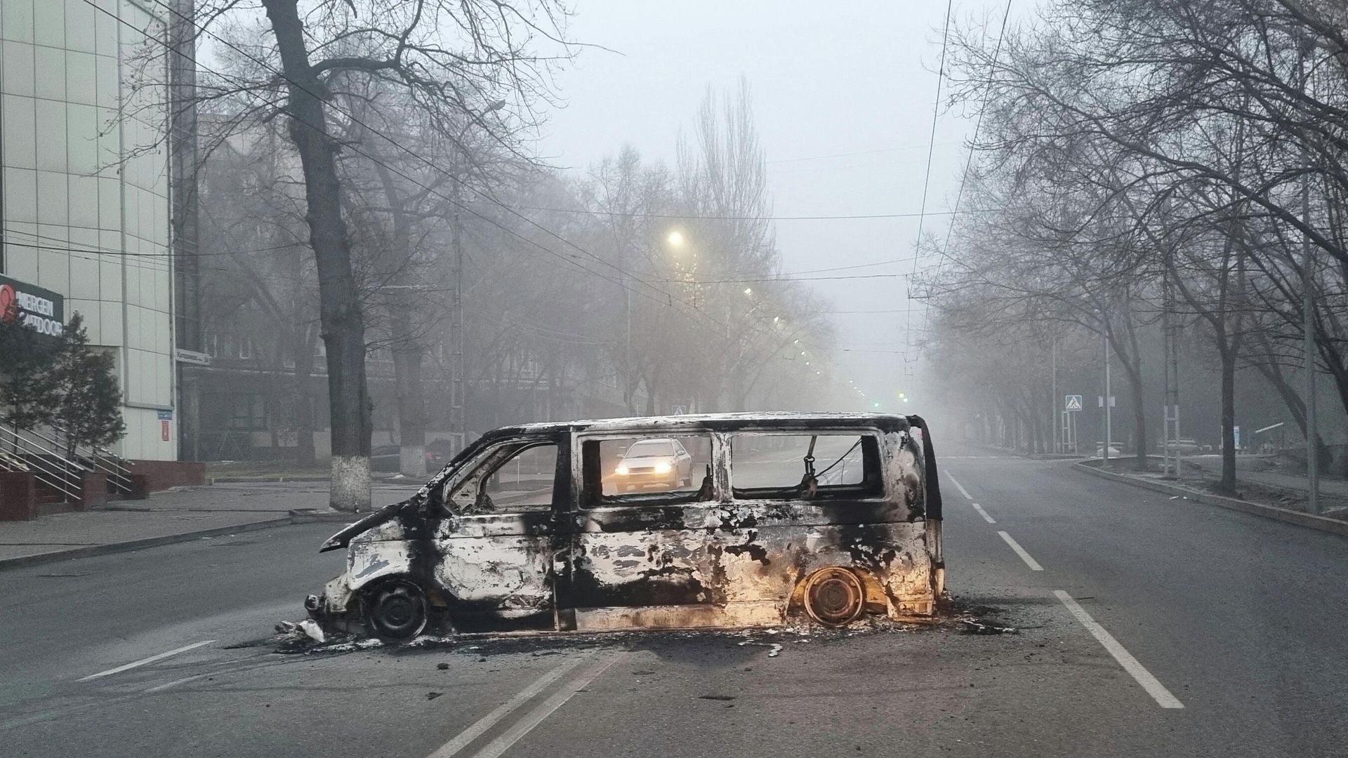 Автомобиль, сожженный во время протестов, вызванных повышением цен на топливо, на дороге в Алма-Ате, Казахстан Автомобиль, сожженный во время протестов, вызванных повышением цен на топливо, на дороге в Алма-Ате, Казахстан - РИА Новости, 1920, 07.01.2022