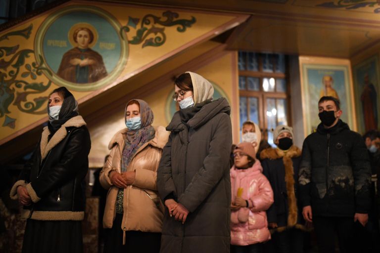 Верующие во время Рождественского богослужения в Вознесенском кафедральном соборе в Новосибирске
